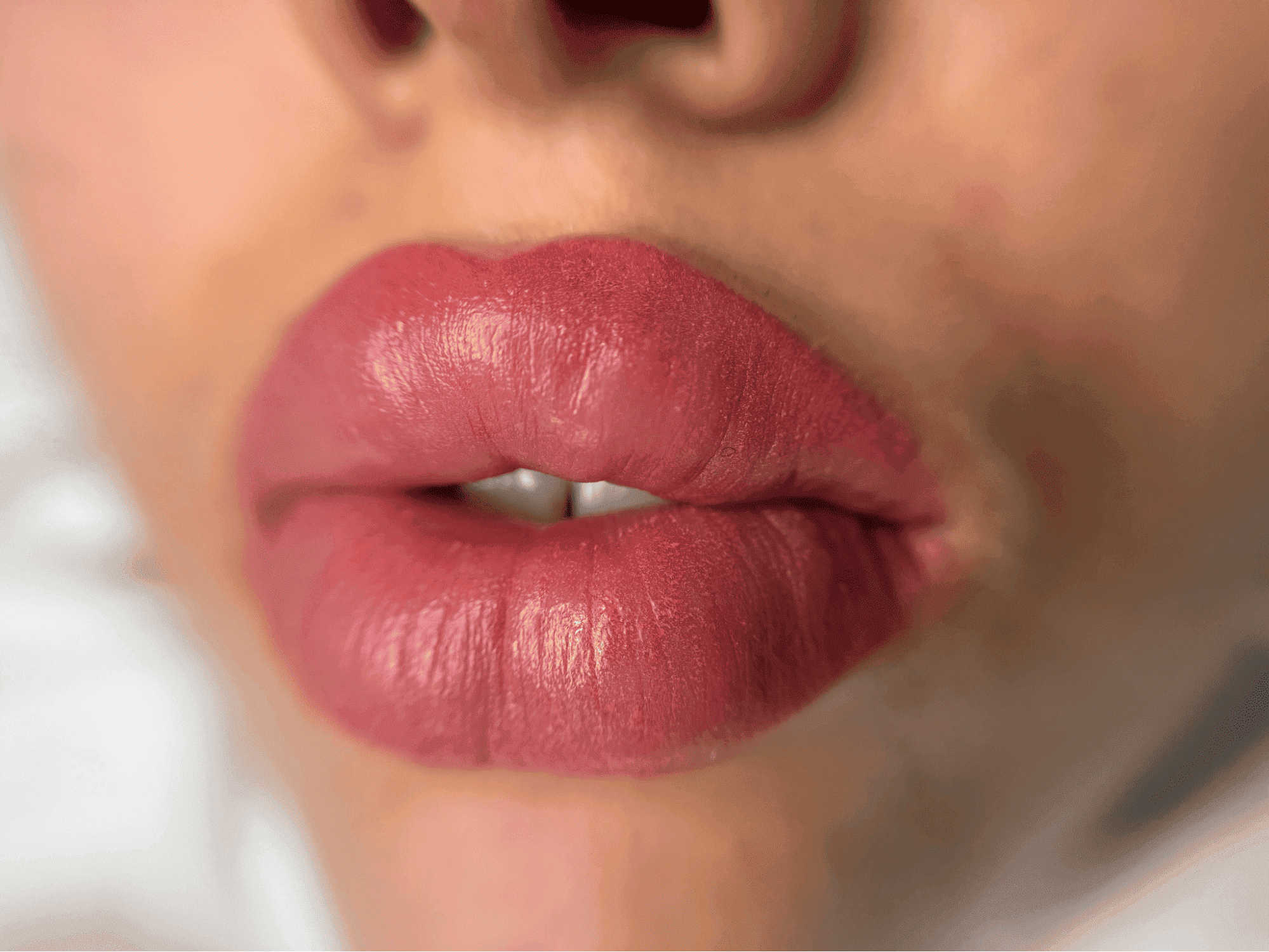 Découvrez la technique Candy Lips : un maquillage permanent des lèvres naturel, lumineux et longue durée. Obtenez des lèvres redessinées, repulpées et éclatantes sans effort quotidien.