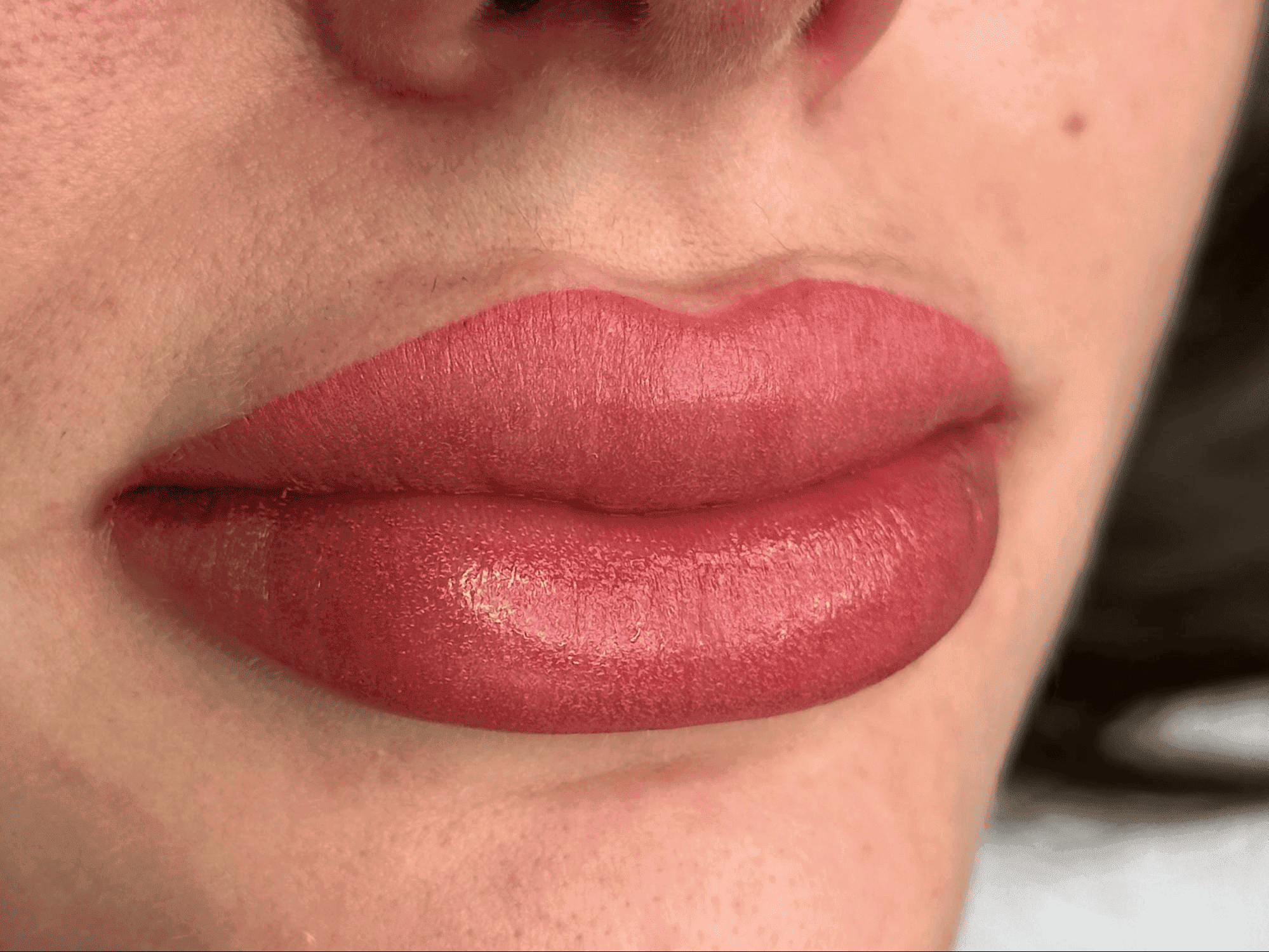 Découvrez la technique Candy Lips : un maquillage permanent des lèvres naturel, lumineux et longue durée. Obtenez des lèvres redessinées, repulpées et éclatantes sans effort quotidien.